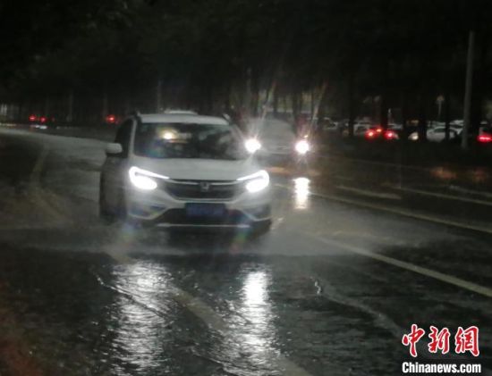 长春遭遇强对流天气 多辆汽：车被淹